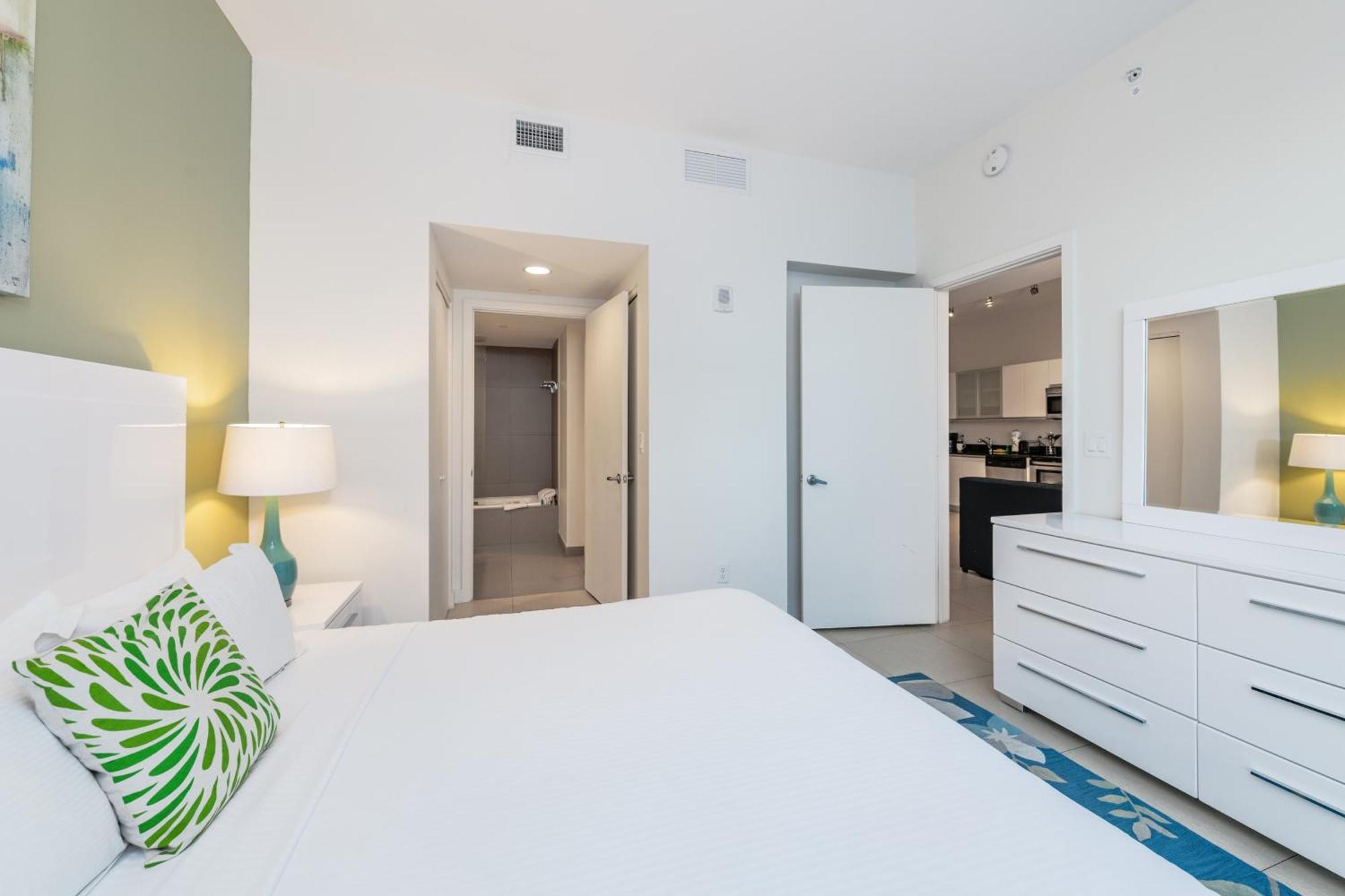 Global Luxury Suites At Monte Carlo Miami Beach Room photo